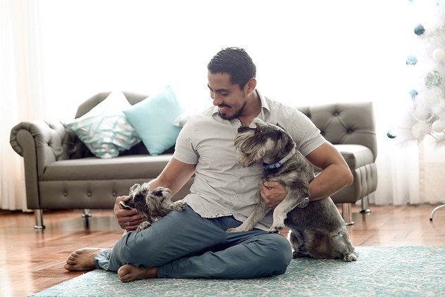 Miguel junto a sus mascotas