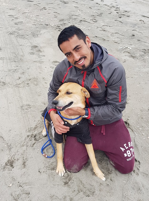 Miguel junto a sus mascotas
