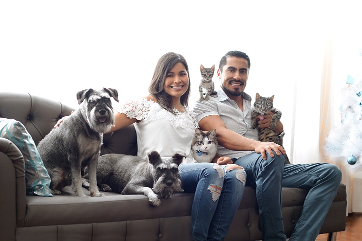 Miguel junto a sus mascotas